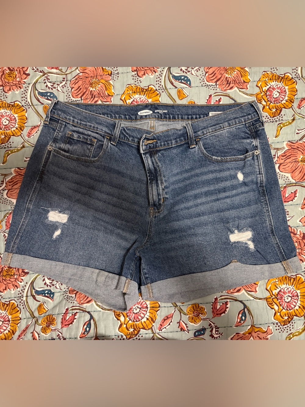 Old Navy Women’s Blue Rolled Cuff Distressed Jean Shorts Size 18